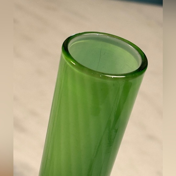 Midcwntuey Green Art Glass Swirled Vase - Picture 3 of 6